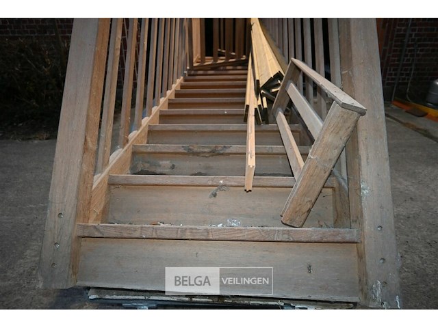 Houten trap met leuning - afbeelding 7 van  7