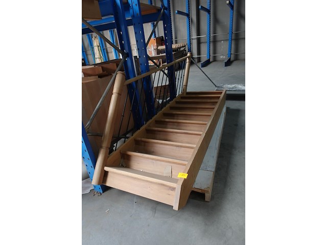 Houten trap met leuning - afbeelding 1 van  3