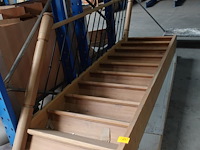 Houten trap met leuning - afbeelding 1 van  3