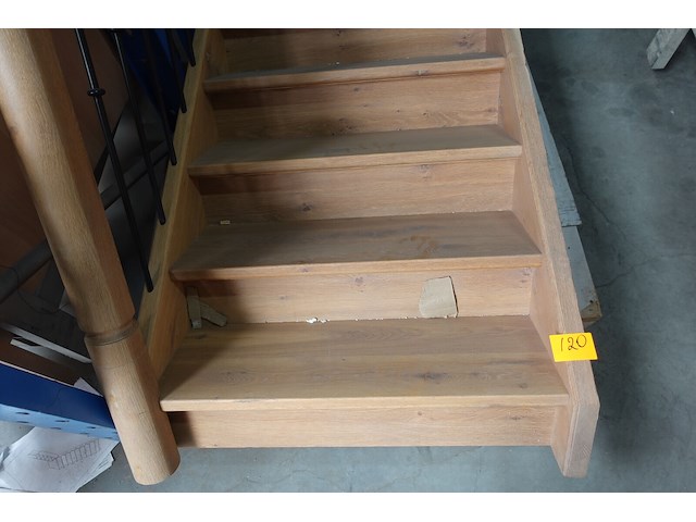 Houten trap met leuning - afbeelding 2 van  3