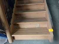 Houten trap met leuning - afbeelding 2 van  3