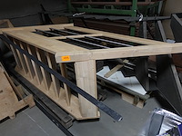 Houten trap met leuning - afbeelding 1 van  4