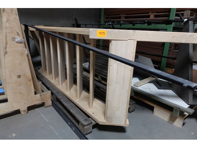 Houten trap met leuning - afbeelding 2 van  4