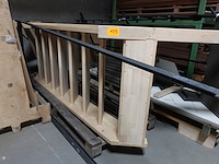 Houten trap met leuning - afbeelding 2 van  4