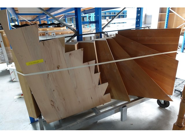 Houten trap + metalen leuning - afbeelding 1 van  3