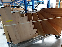 Houten trap + metalen leuning - afbeelding 1 van  3