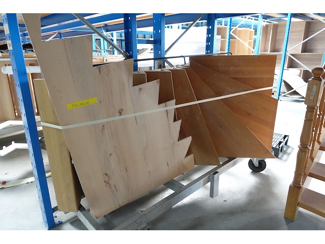Houten trap + metalen leuning - afbeelding 2 van  3