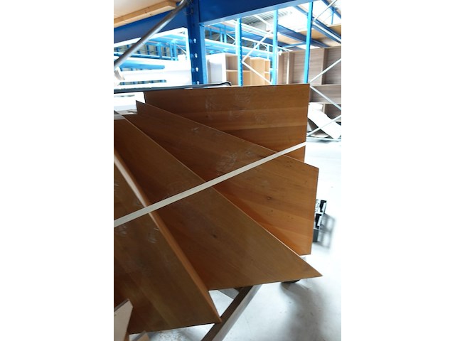Houten trap + metalen leuning - afbeelding 3 van  3