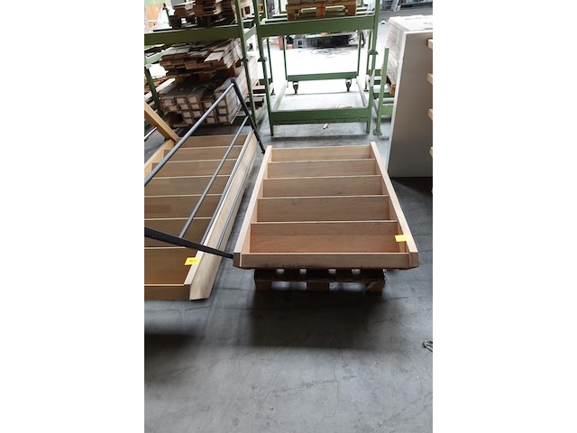 Houten trap + metalen leuning - afbeelding 1 van  2