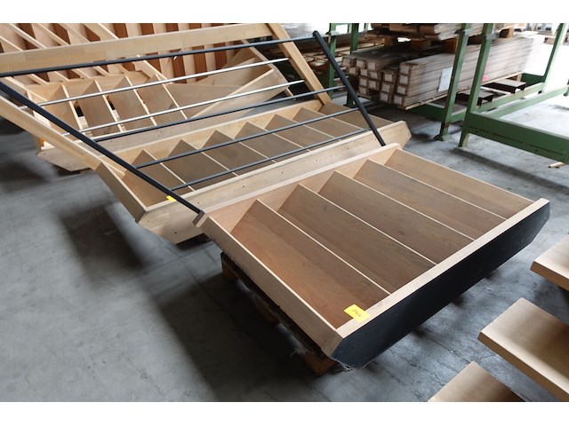 Houten trap + metalen leuning - afbeelding 2 van  2