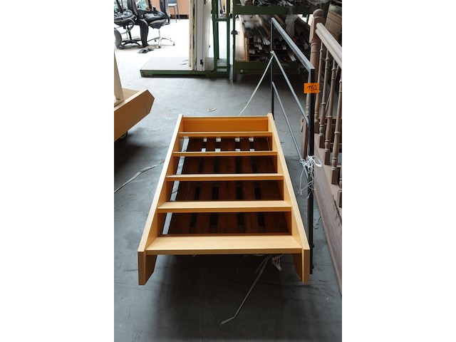 Houten trap + metalen leuning - afbeelding 1 van  3