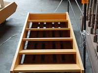 Houten trap + metalen leuning - afbeelding 1 van  3