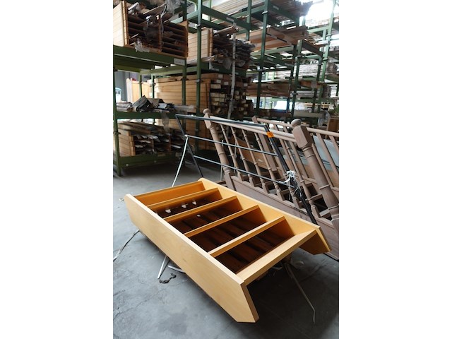 Houten trap + metalen leuning - afbeelding 2 van  3