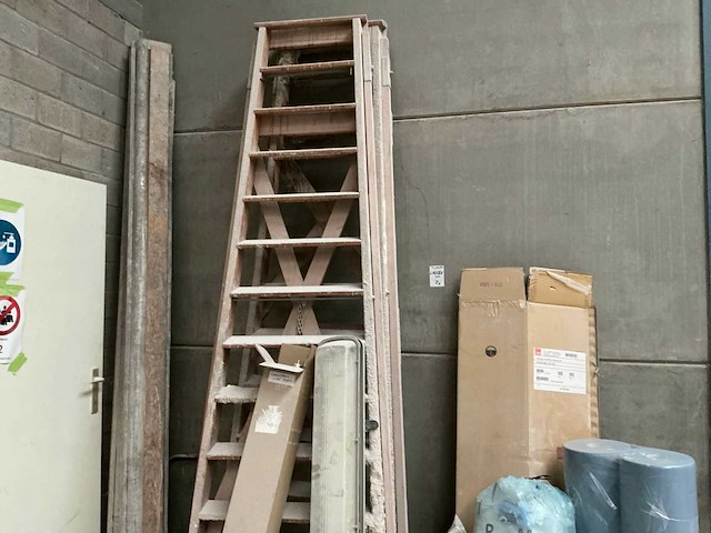 Houten trapladder (2x) - afbeelding 1 van  2