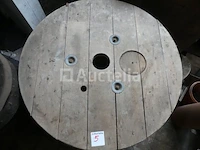 Houten trommel en glazen plaat van 1 m bij 1 m dik 10 mm - een samenstelling van de twee elementen kan een salontafel vormen - afbeelding 8 van  8