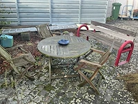 Houten tuinset bestaande uit ronde tuintafel, 3 klapstoelen en tuinbank