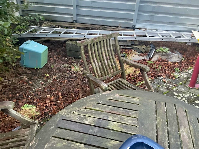 Houten tuinset bestaande uit ronde tuintafel, 3 klapstoelen en tuinbank - afbeelding 4 van  7