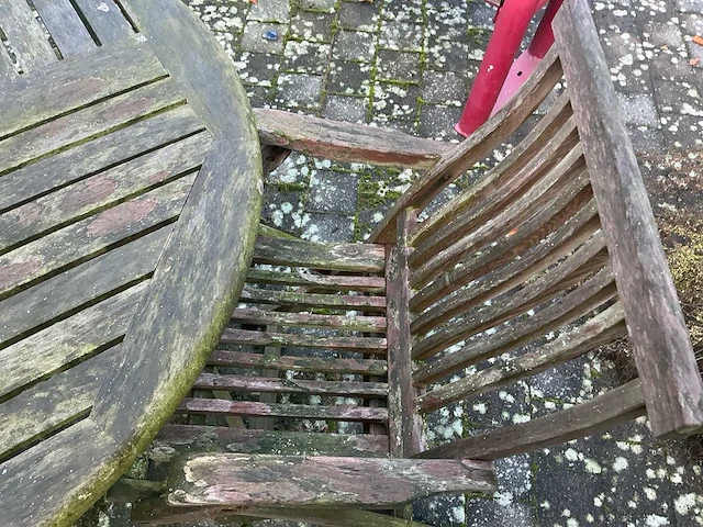 Houten tuinset bestaande uit ronde tuintafel, 3 klapstoelen en tuinbank - afbeelding 5 van  7