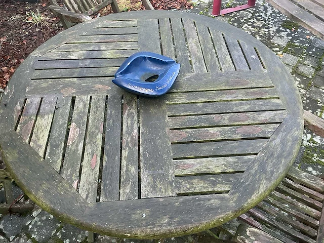 Houten tuinset bestaande uit ronde tuintafel, 3 klapstoelen en tuinbank - afbeelding 6 van  7
