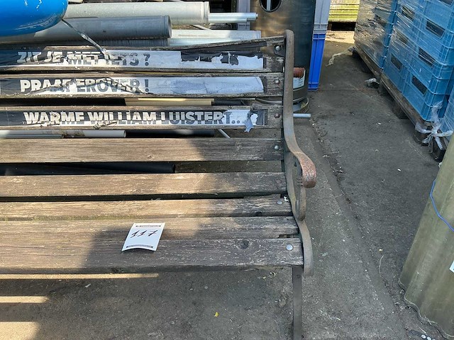 Houten tuinzitbank met pop - afbeelding 2 van  2