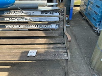 Houten tuinzitbank met pop - afbeelding 2 van  2