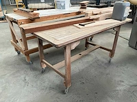 Houten verrijdbare werkbank (2x) - afbeelding 1 van  5