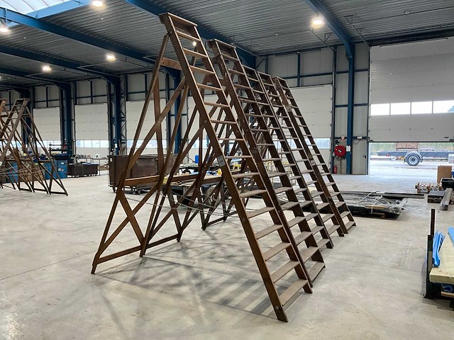 Houten vouwtrap (2x) - afbeelding 1 van  2