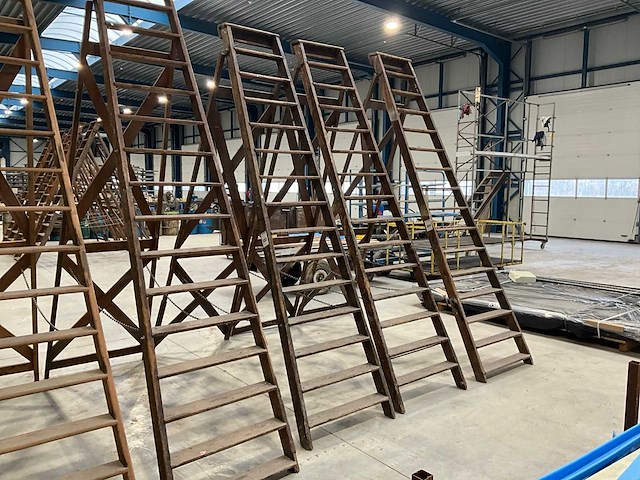 Houten vouwtrap (2x) - afbeelding 1 van  2