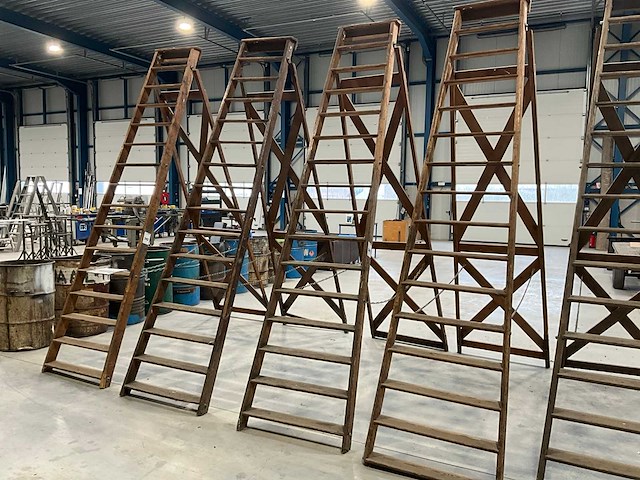 Houten vouwtrap (2x) - afbeelding 1 van  2