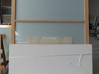 Houten wand met glas - afbeelding 1 van  3
