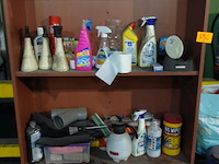 Houten wandkast + inhoud producten - afbeelding 1 van  7