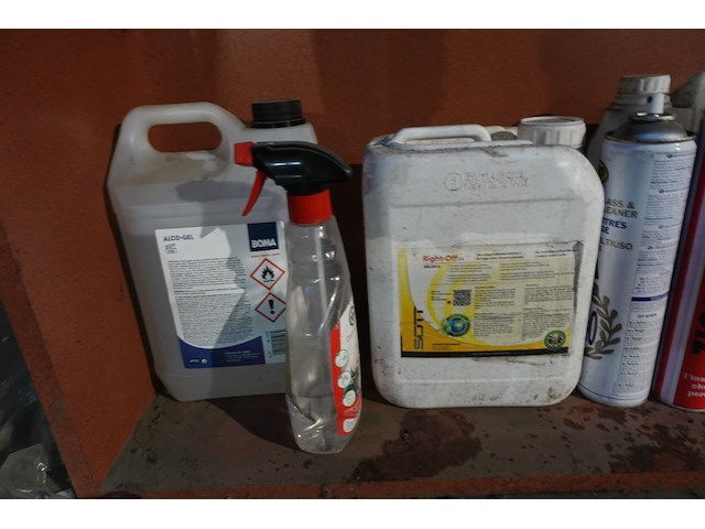 Houten wandkast + inhoud producten - afbeelding 6 van  7