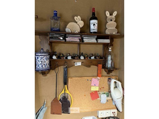 Houten wandplankje met accessoires - afbeelding 1 van  9