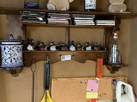 Houten wandplankje met accessoires - afbeelding 1 van  9