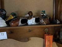 Houten wandplankje met accessoires - afbeelding 3 van  9