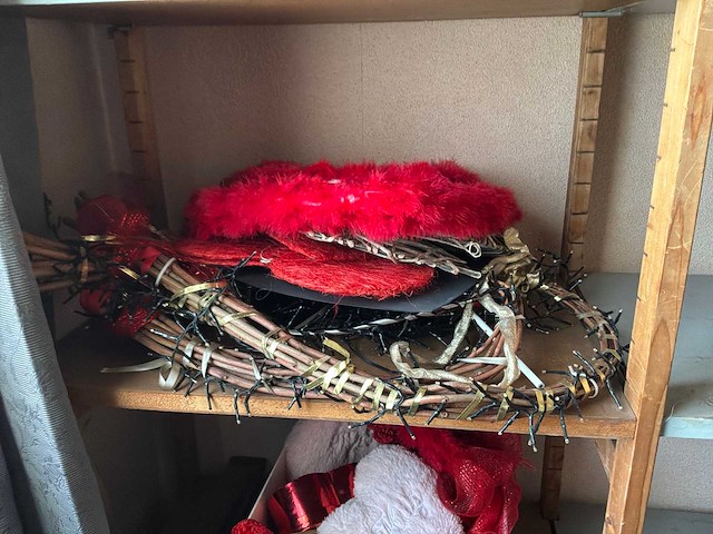 Houten wandrek met decoratie - afbeelding 3 van  12