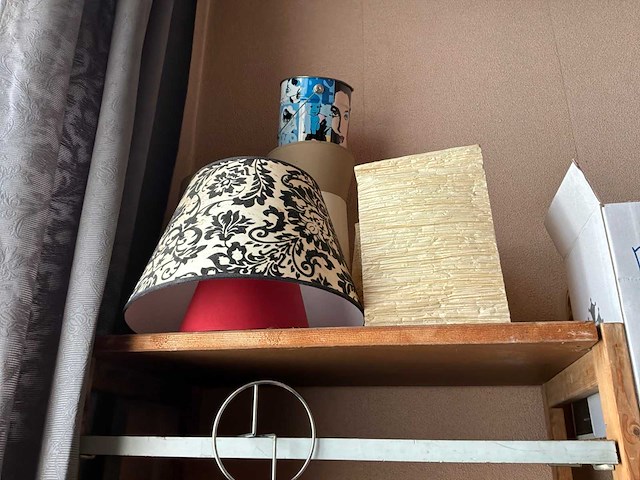 Houten wandrek met decoratie - afbeelding 4 van  12