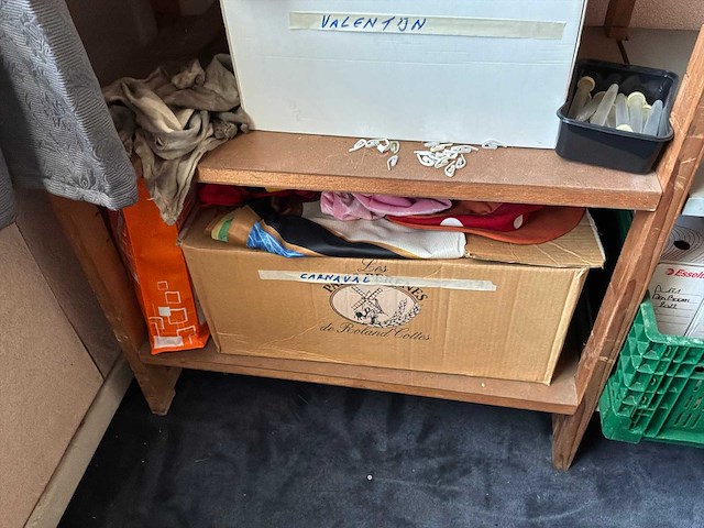 Houten wandrek met decoratie - afbeelding 12 van  12