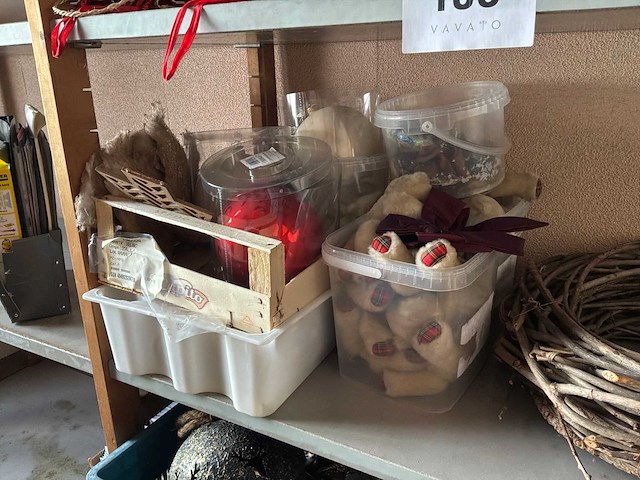 Houten wandrek met decoratie - afbeelding 7 van  12