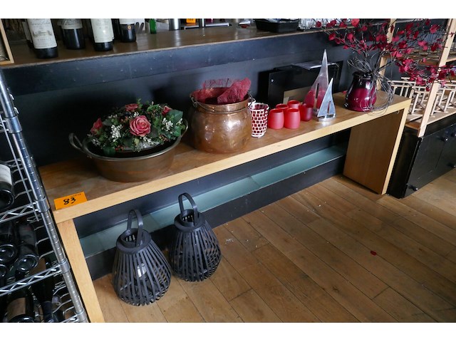 Houten wandtafel met decoratieve items - afbeelding 1 van  3