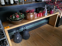 Houten wandtafel met decoratieve items - afbeelding 1 van  3