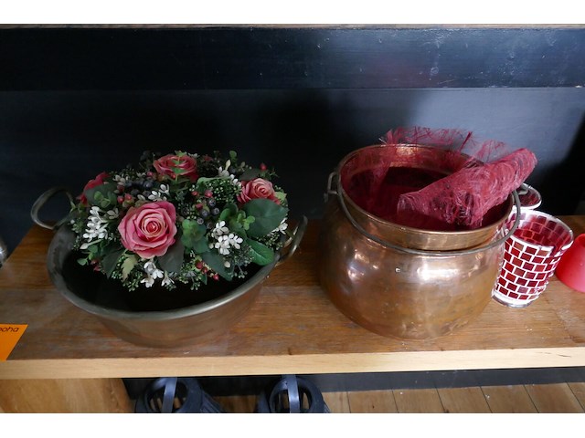 Houten wandtafel met decoratieve items - afbeelding 2 van  3