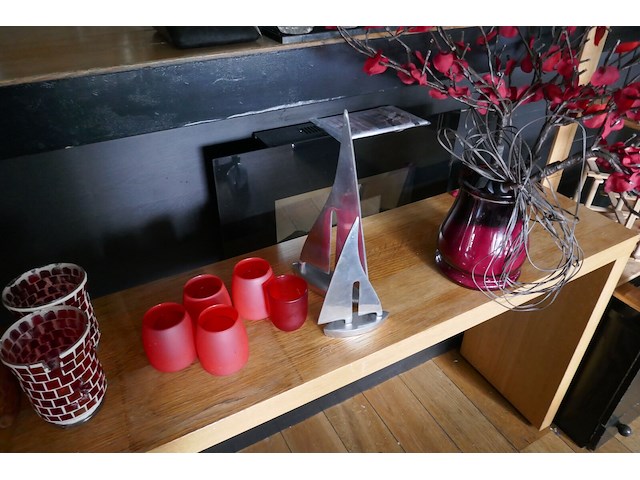 Houten wandtafel met decoratieve items - afbeelding 3 van  3