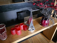 Houten wandtafel met decoratieve items - afbeelding 3 van  3
