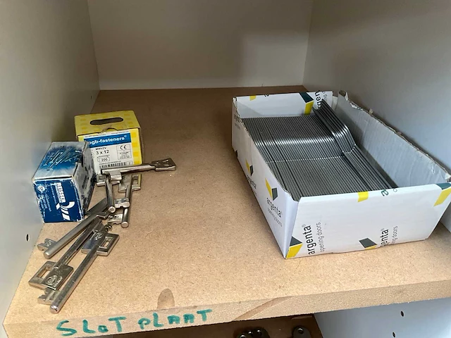 Houten werkbank en opbergkast - afbeelding 12 van  12