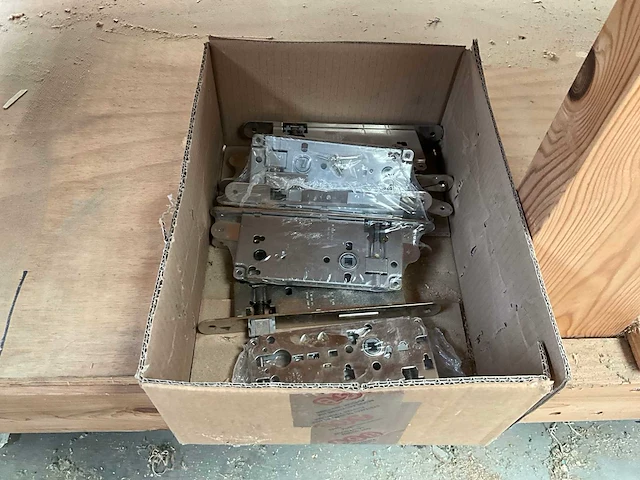 Houten werkbank en opbergkast - afbeelding 11 van  12