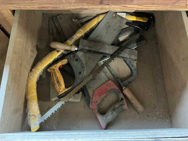 Houten werkbank met inhoud - afbeelding 2 van  14