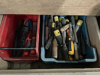 Houten werkbank met inhoud - afbeelding 3 van  14