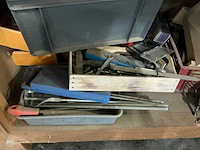 Houten werkbank met inhoud - afbeelding 5 van  14