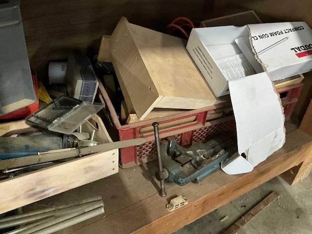 Houten werkbank met inhoud - afbeelding 6 van  14